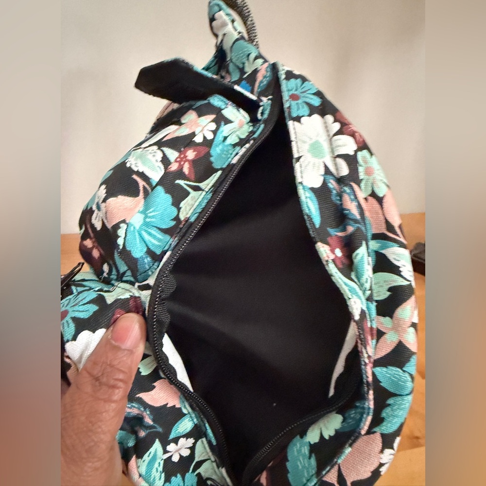 Kavu Floral Pattern Rope Sling Bag - Picture 16 of 17